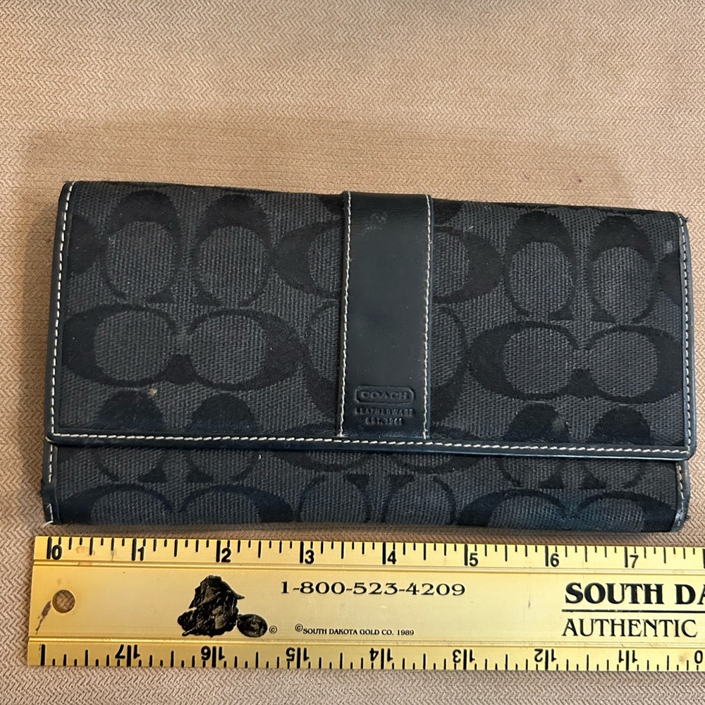 Black signature coach wallet e/ credit card holder and check book